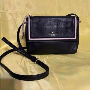 ✨ Kate Spade New York Crossbody – Black Pebbled Leather w/ Blush Trim ✨